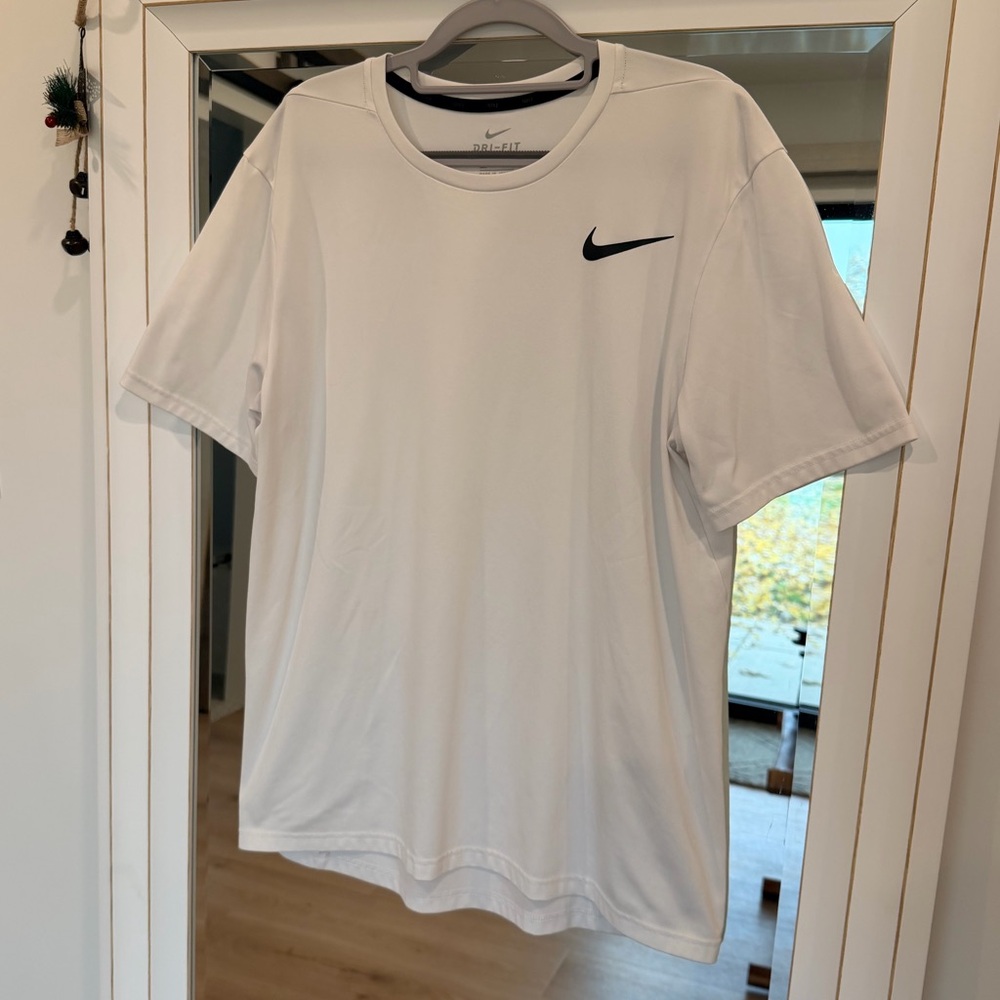 Like new! Nike Dri-Fit white short sleeve shirt